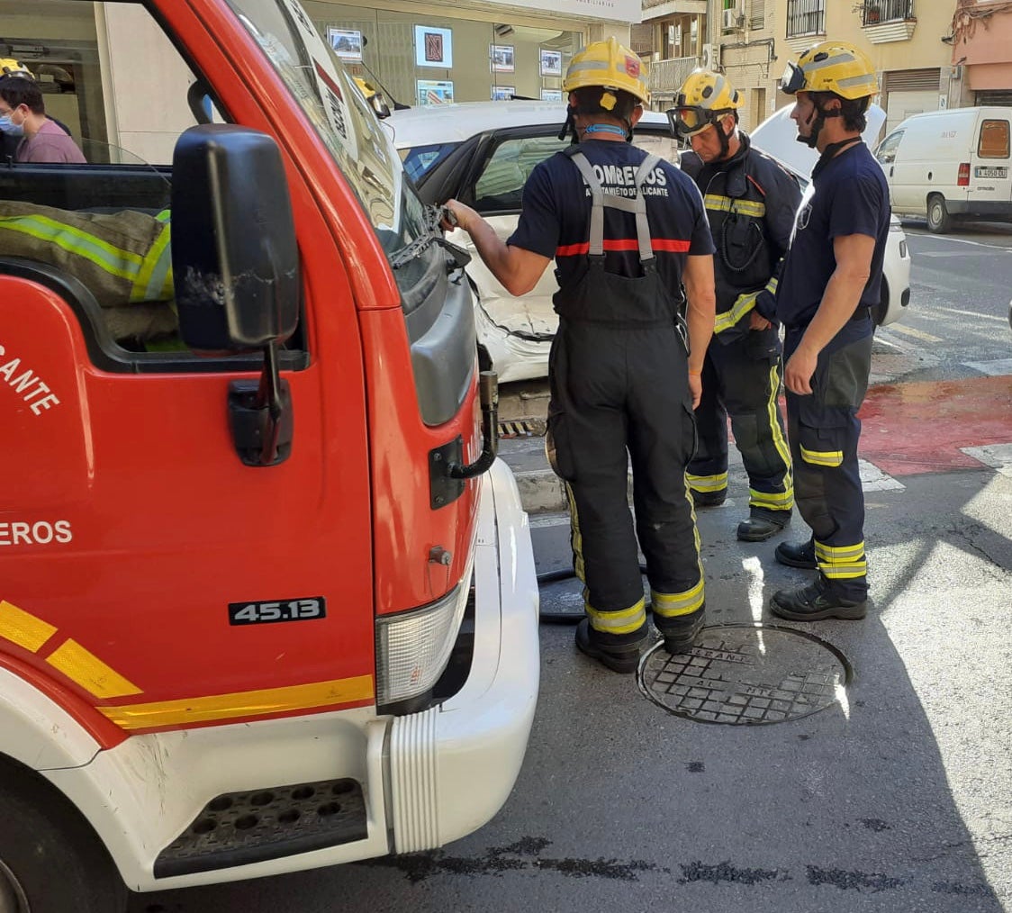 Los bomberos del SPEIS rescatan a una persona tras incendiarse su terraza Los bomberos del SPEIS rescatan a una persona tras incendiarse su terraza