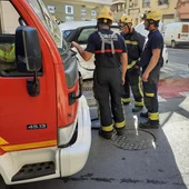 Bomberos tras el incnedio Bomberos tras el incnedio