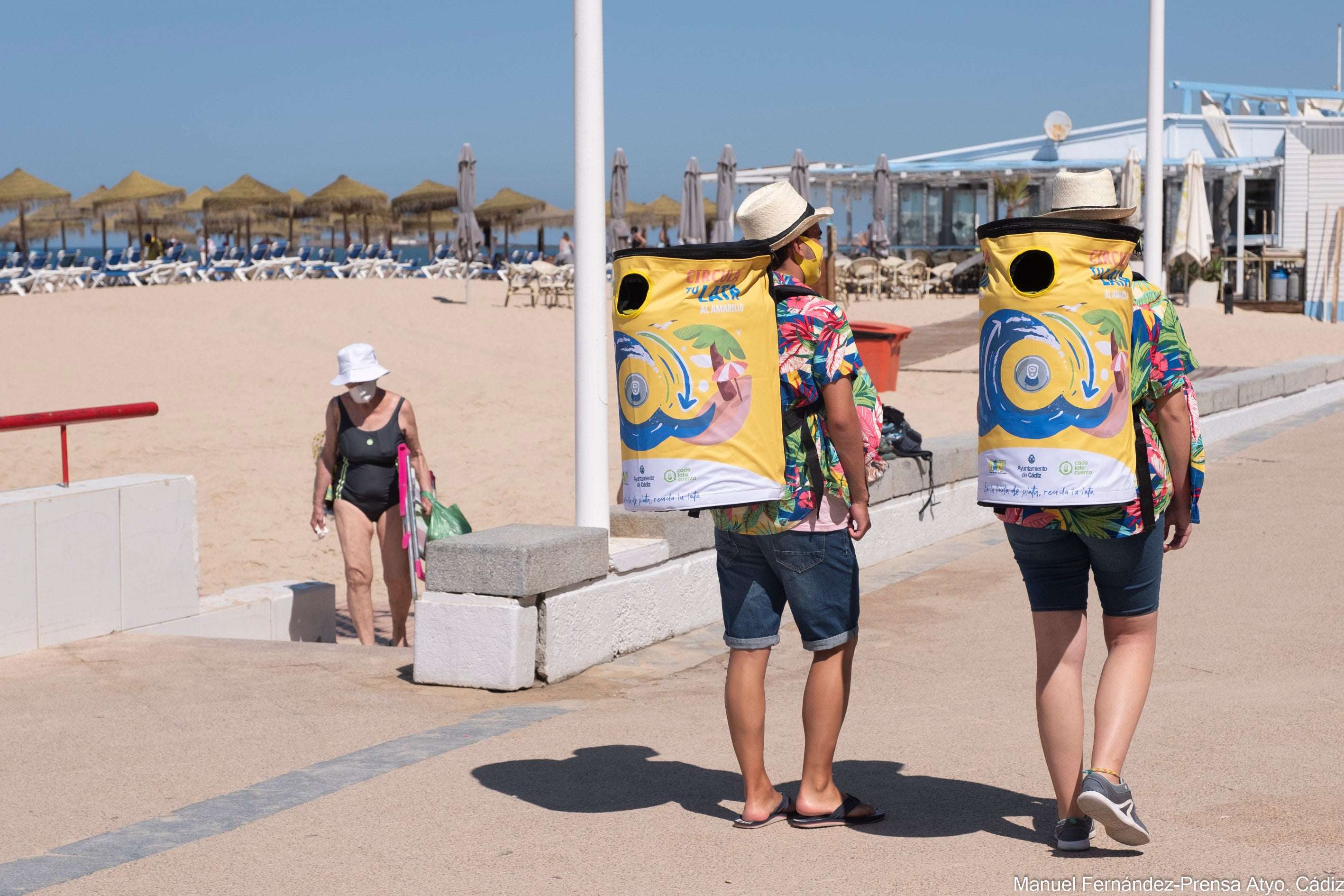 El Ayuntamiento de Cádiz impulsa una campaña de reciclaje de latas en las playas El Ayuntamiento de Cádiz impulsa una campaña de reciclaje de latas en las playas