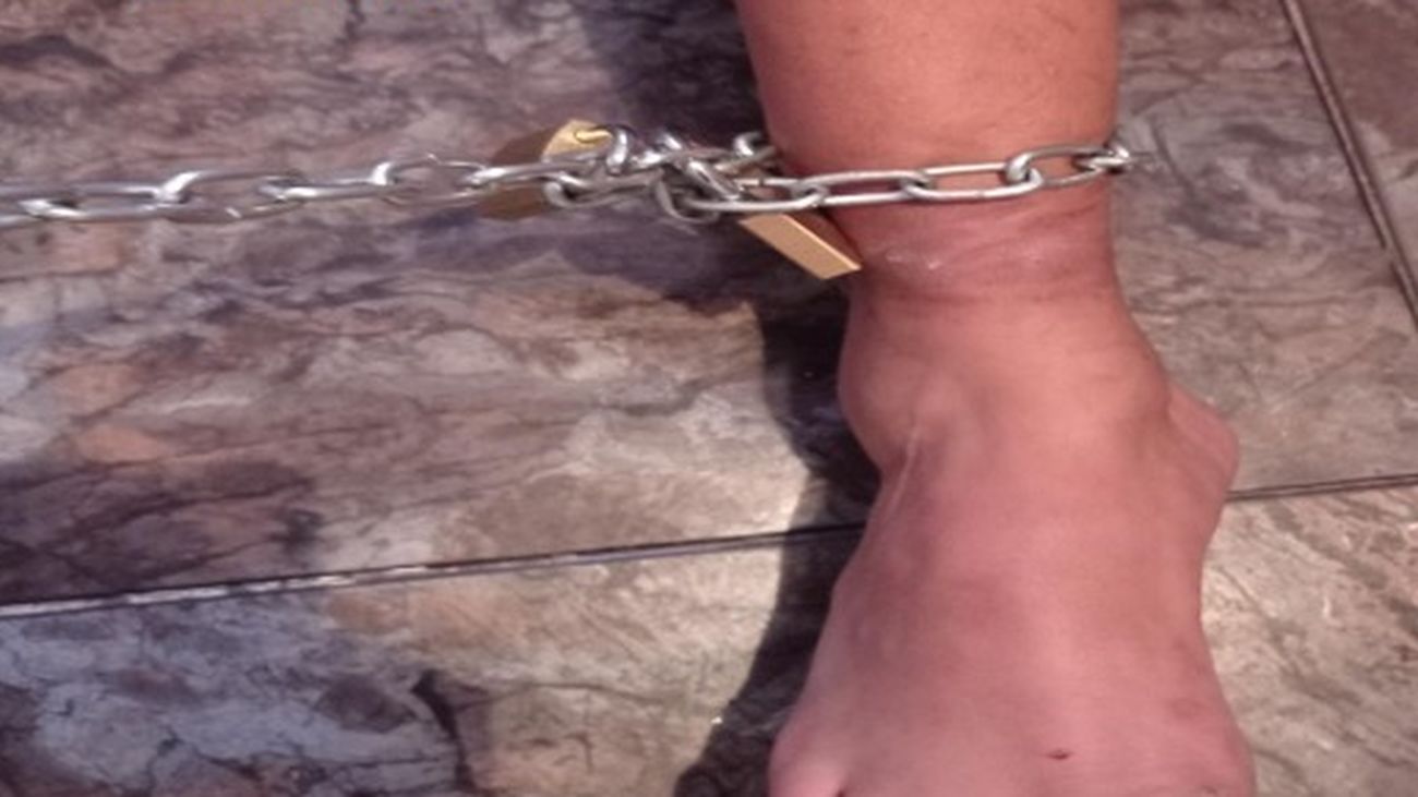 La Policía detiene a tres personas por encadenar a su padre a la pared durante ocho días en Torrejón de Ardoz (Madrid) La Policía detiene a tres personas por encadenar a su padre a la pared durante ocho días en Torrejón de Ardoz (Madrid)