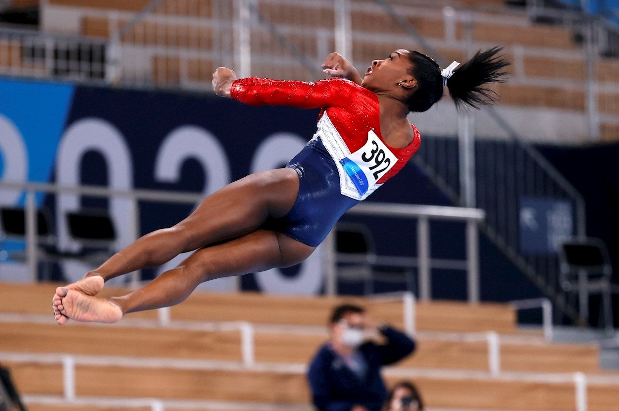 Simone Biles regresa a los Juegos Olímpicos para competir en la final de barra Simone Biles regresa a los Juegos Olímpicos para competir en la final de barra