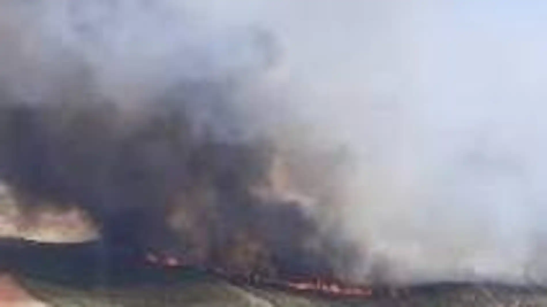 Casi medio centenar de bomberos y nueve medios aéreos combaten un incendio declarado en Belalcázar