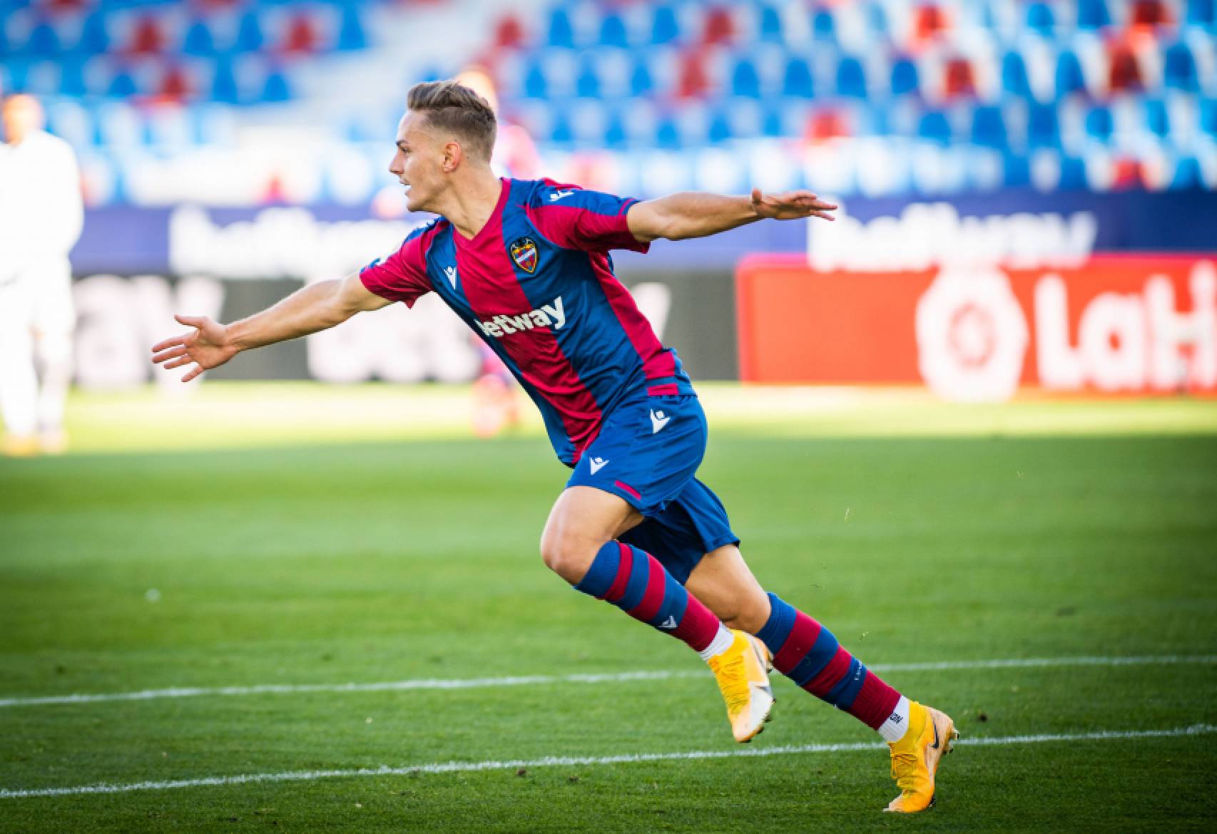 Dani Gómez se marcha del Levante UD rumbo al RCD ESpanyol Dani Gómez se marcha del Levante UD rumbo al RCD ESpanyol