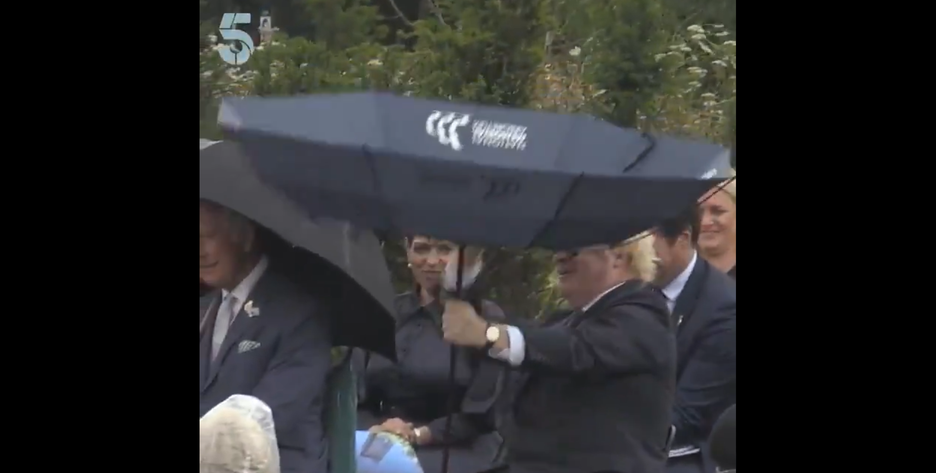 Boris Johnson se pelea con su paraguas y revoluciona las redes: "No sé si he visto un sketch de Mr. Bean" Boris Johnson se pelea con su paraguas y revoluciona las redes: "No sé si he visto un sketch de Mr. Bean"