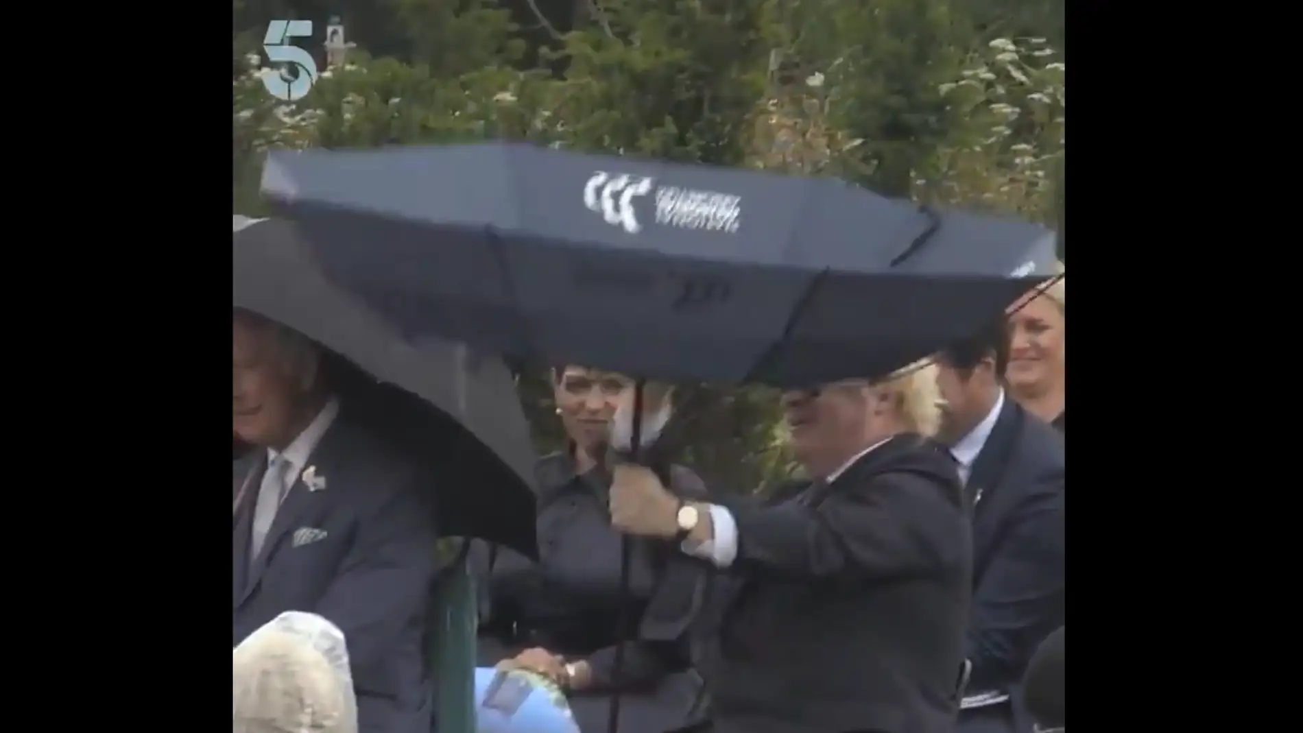 Boris Johnson se pelea con su paraguas y revoluciona las redes: "No sé si he visto un sketch de Mr. Bean"