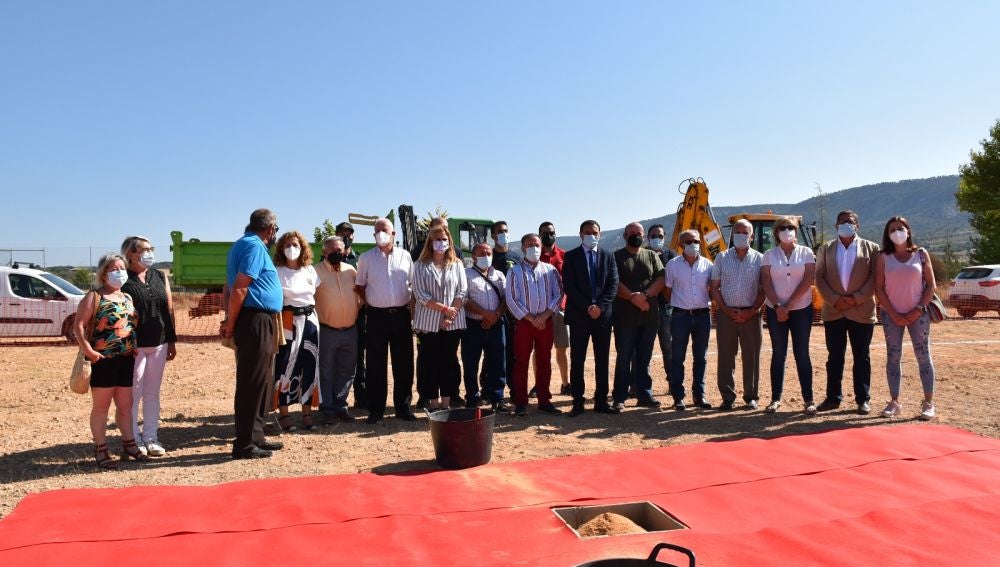 Asistentes al acto de la primera piedra, este jueves