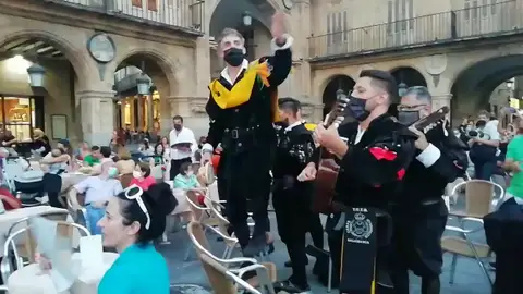 Una tuna canta 'Clavelitos' a Casado y Ayuso tras la reunión de presidentes del PP en Salamanca Una tuna canta 'Clavelitos' a Casado y Ayuso tras la reunión de presidentes del PP en Salamanca