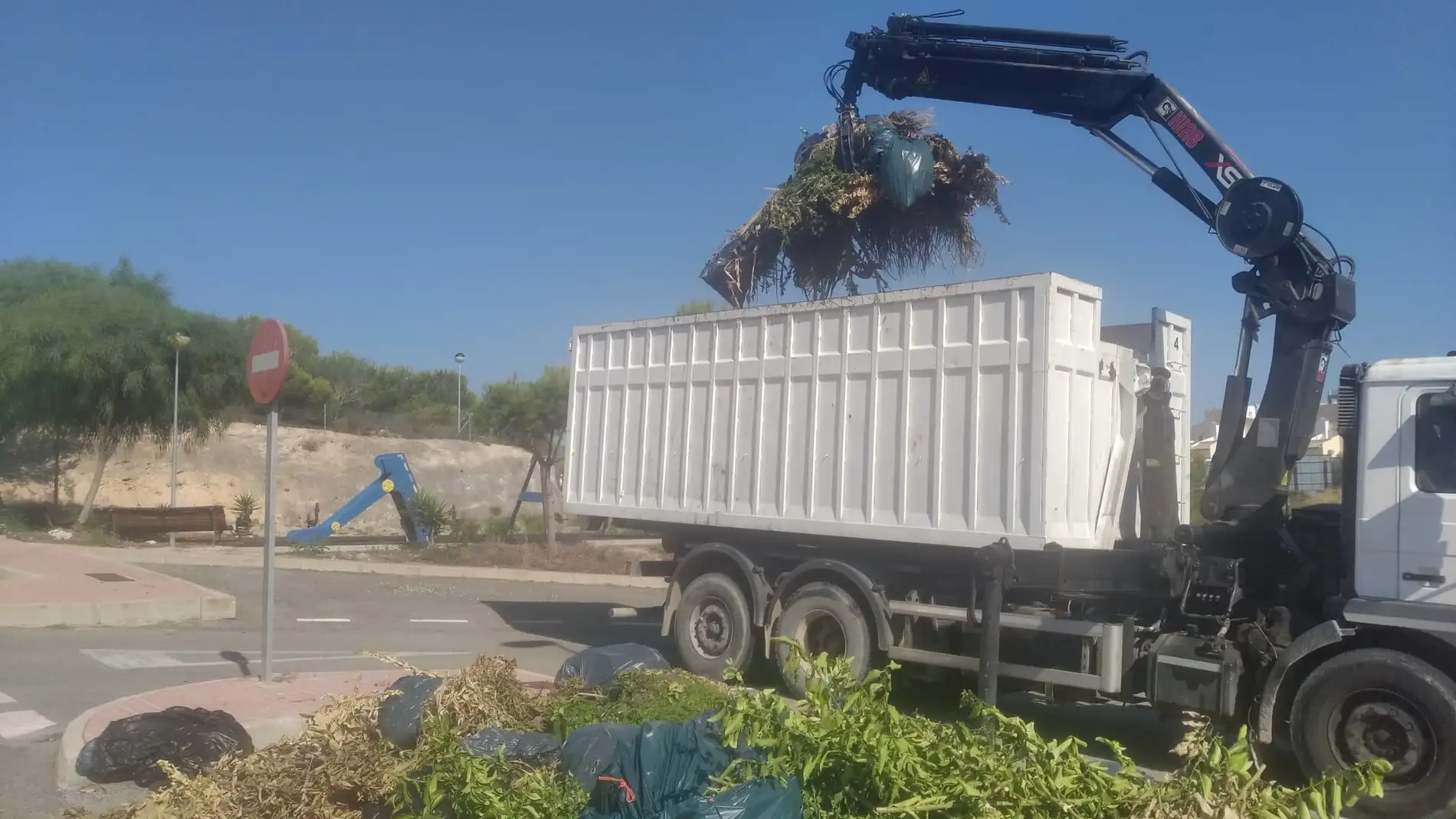 Limpieza Viaria y RSU prorroga la dotación de camiones para la recogida de podas en temporada alta 