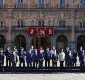 El rey Felipe junto con el presidente del Gobierno, Pedro Sánchez posan para la foto de familia de la XXIV Conferencia de Presidentes El rey Felipe junto con el presidente del Gobierno, Pedro Sánchez posan para la foto de familia de la XXIV Conferencia de Presidentes