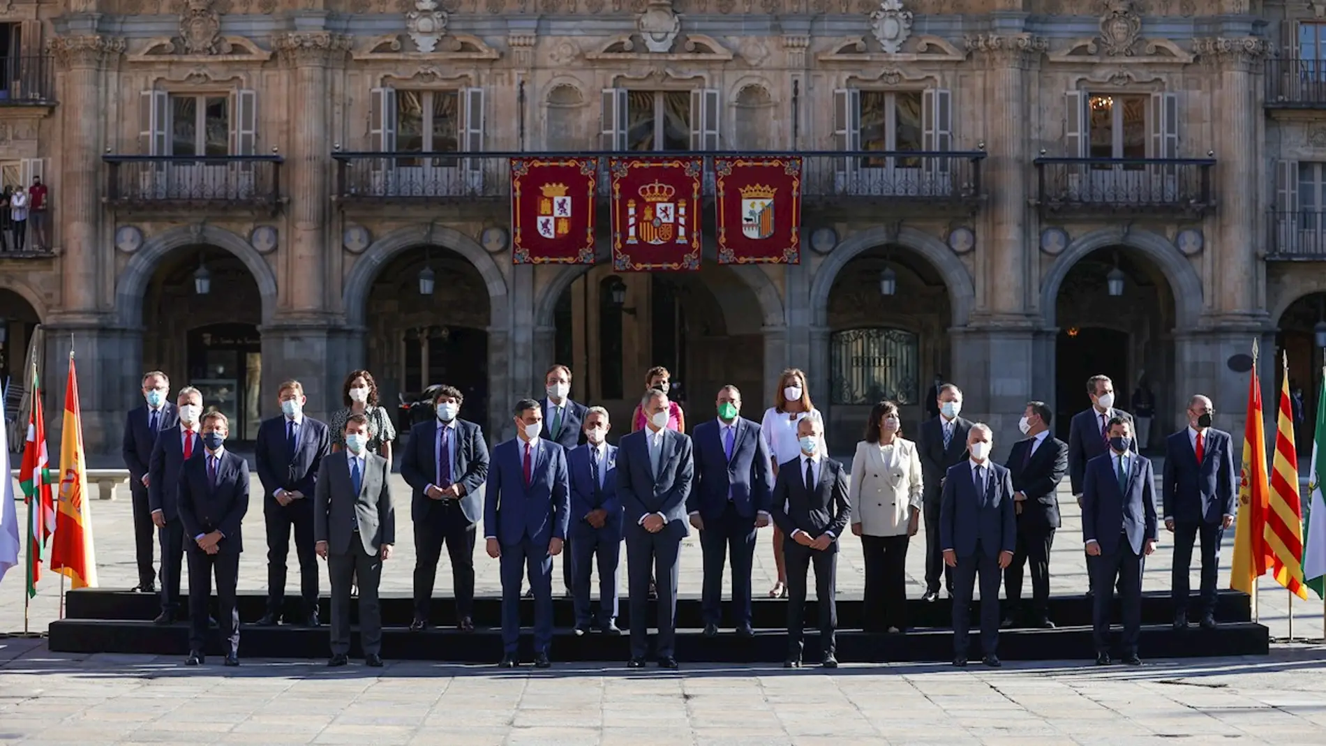 El rey Felipe junto con el presidente del Gobierno, Pedro Sánchez posan para la foto de familia de la XXIV Conferencia de Presidentes