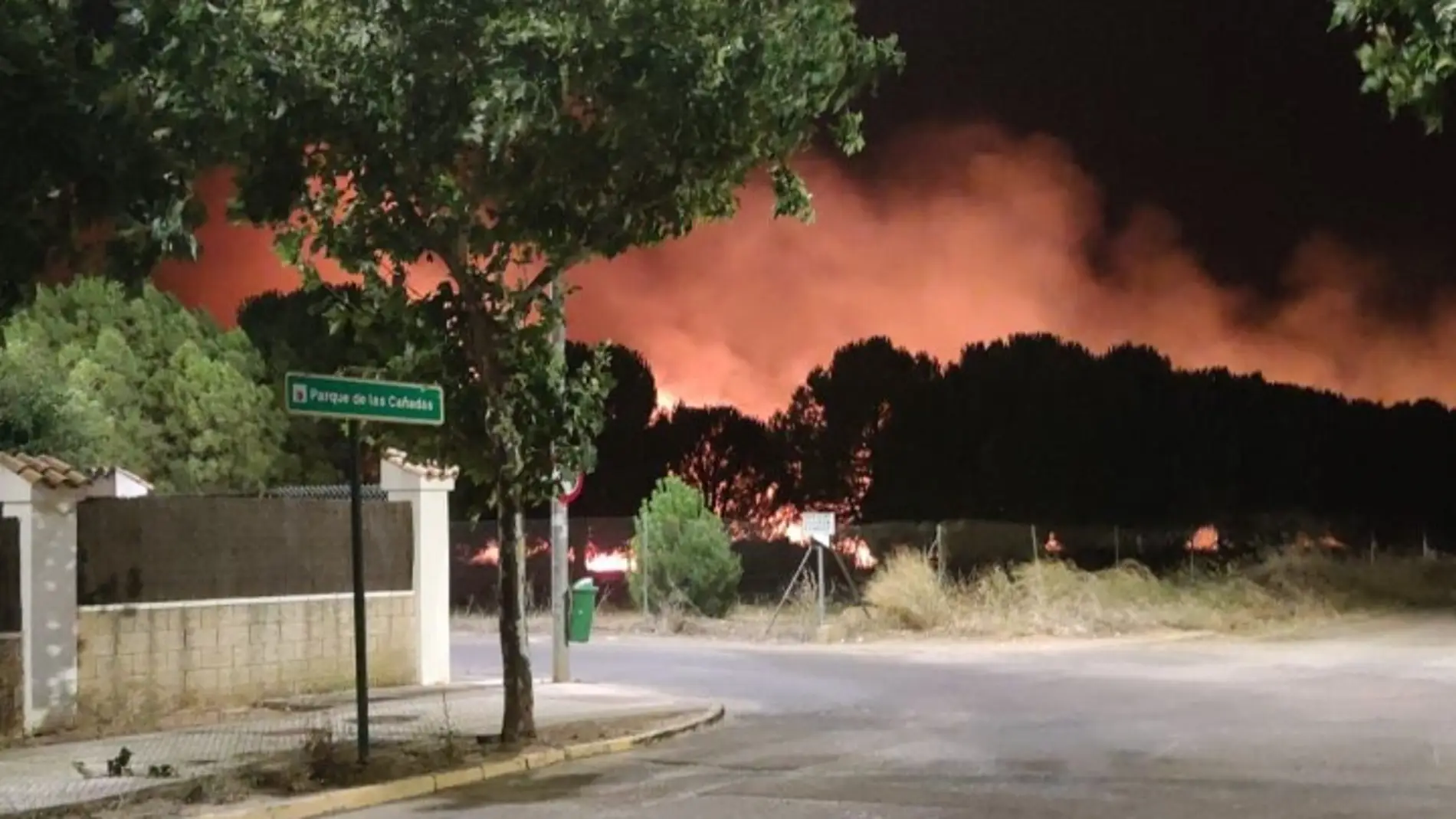 Los bomberos sofocan un incendio en el entorno de la barriada de las Vaguadas y Llera