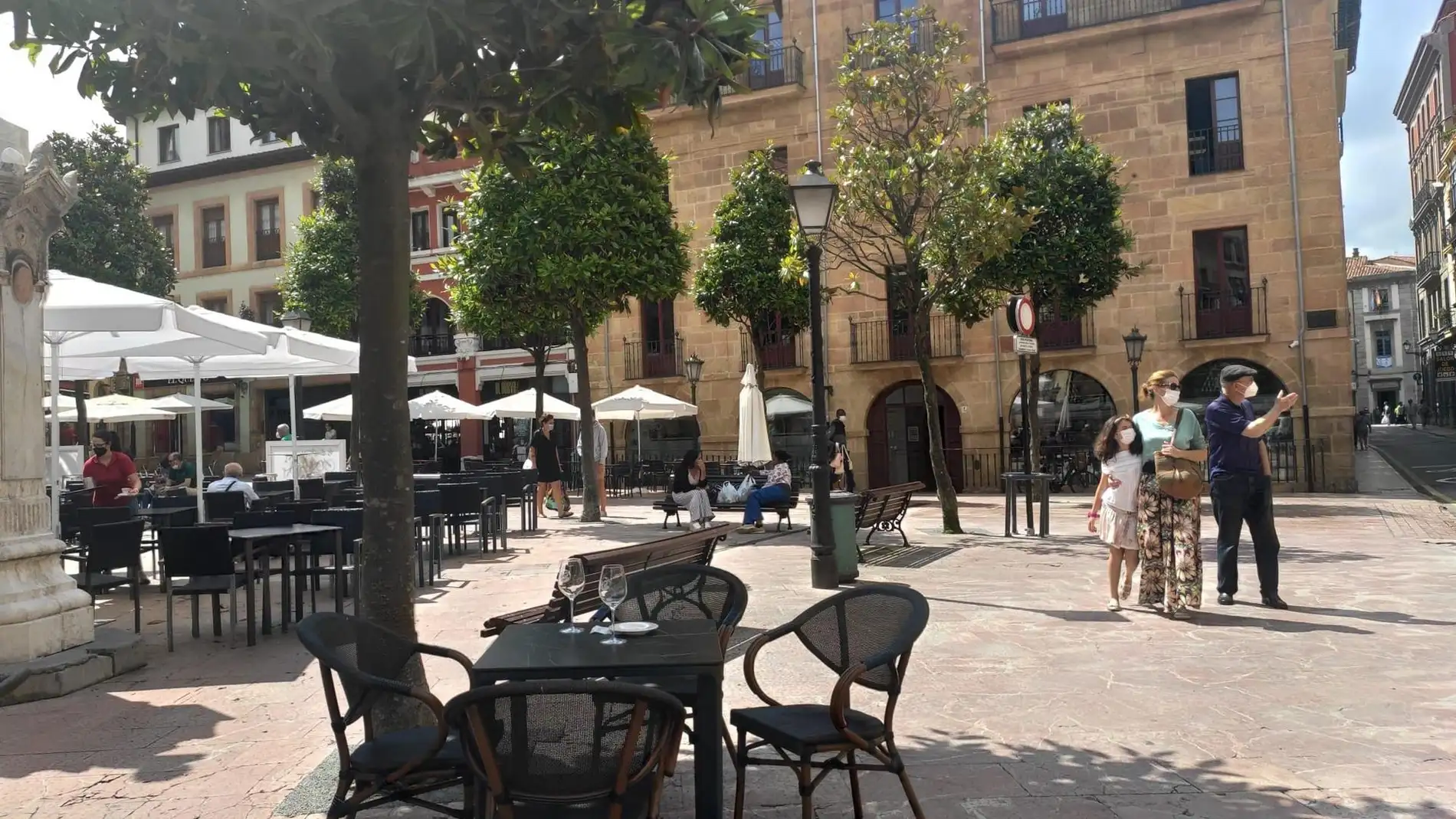 Imagen de terrazas y mascarillas en Oviedo