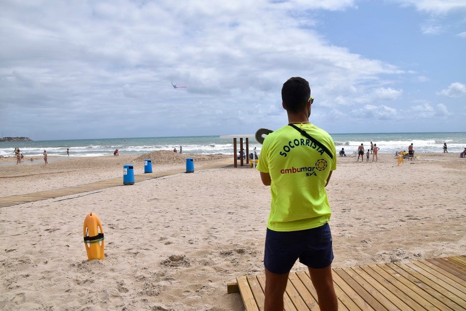 Los socorristas de la empresa Ambumar destinados en las playas de Orihuela reciben la primera dosis de la vacuna contra la COVID-19 Los socorristas de la empresa Ambumar destinados en las playas de Orihuela reciben la primera dosis de la vacuna contra la COVID-19