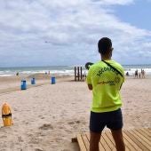 Los socorristas de la empresa Ambumar destinados en las playas de Orihuela reciben la primera dosis de la vacuna contra la COVID-19         