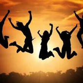 Un honor a ese sentimiento desinteresado que es capaz de unir a personas muy diferentes, romper fronteras y tender lazos de solidaridad Un honor a ese sentimiento desinteresado que es capaz de unir a personas muy diferentes, romper fronteras y tender lazos de solidaridad