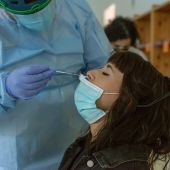 Un sanitario realiza una PCR a una paciente
