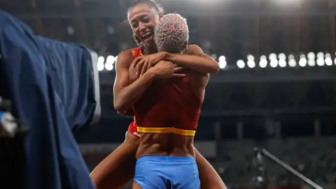 El íntimo abrazo de Yulimar Rojas y Ana Peleteiro: dos amigas de oro y bronce El íntimo abrazo de Yulimar Rojas y Ana Peleteiro: dos amigas de oro y bronce