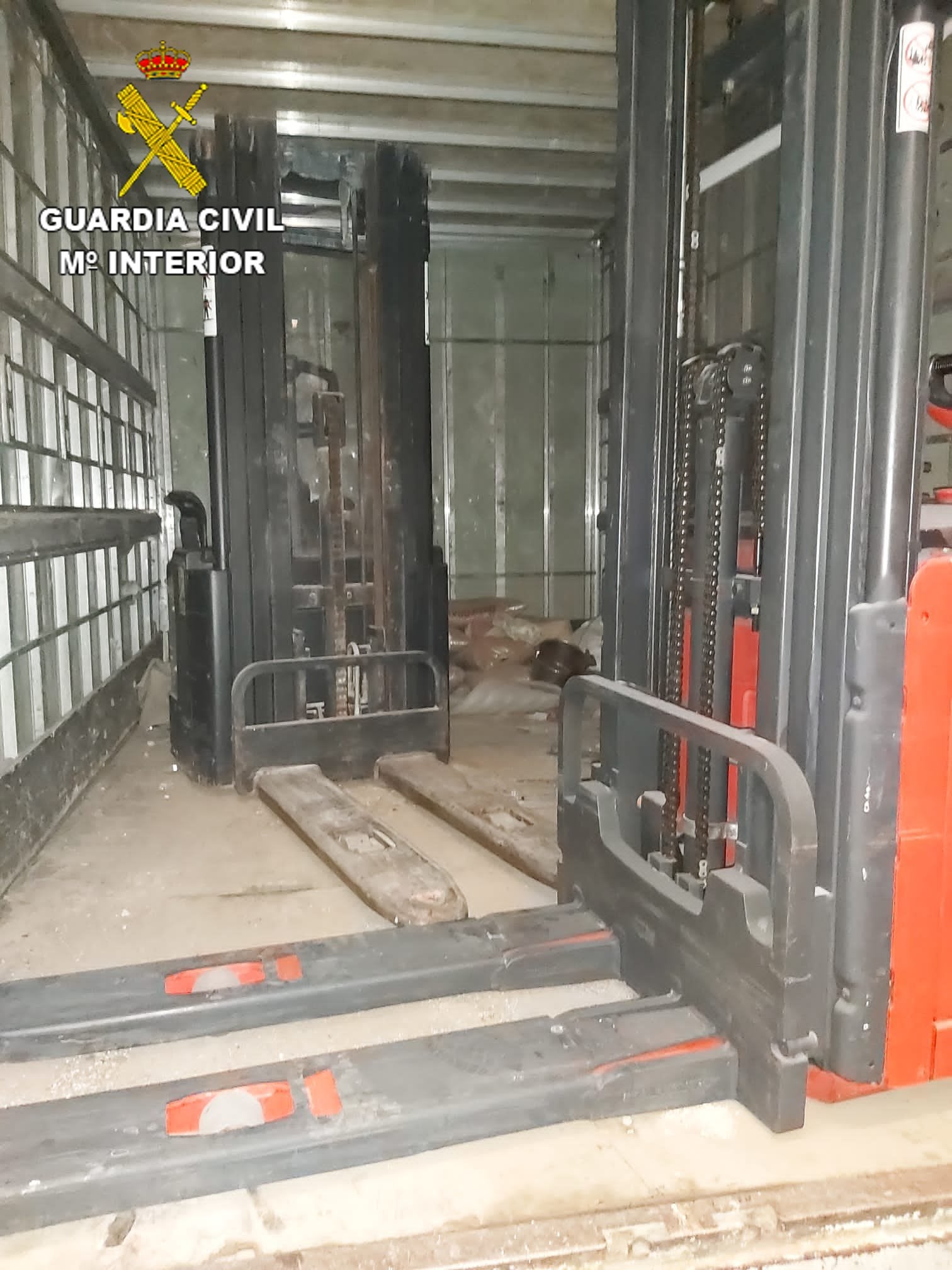 Detenidos tres hombres sorprendidos cuando robaban en una nave industrial de Illescas Detenidos tres hombres sorprendidos cuando robaban en una nave industrial de Illescas