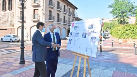 Ignacio V&aacute;zquez (alcalde de Torrej&oacute;n de Ardoz) y Carlos izquierdo (consejero de Administraci&oacute;n Local y Digitalizaci&oacute;n) 