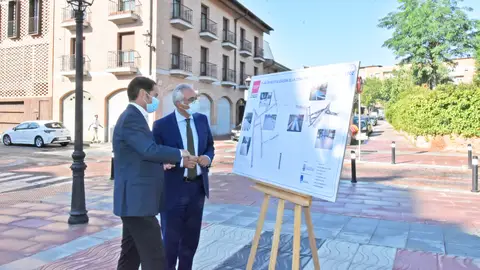Reforma urbana en Torrejón de Ardoz Ignacio Vázquez (alcalde de Torrejón de Ardoz) y Carlos izquierdo (consejero de Administración Local y Digitalización)