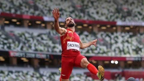 Eusebio C&aacute;ceres durante su salto en Tokio 2020