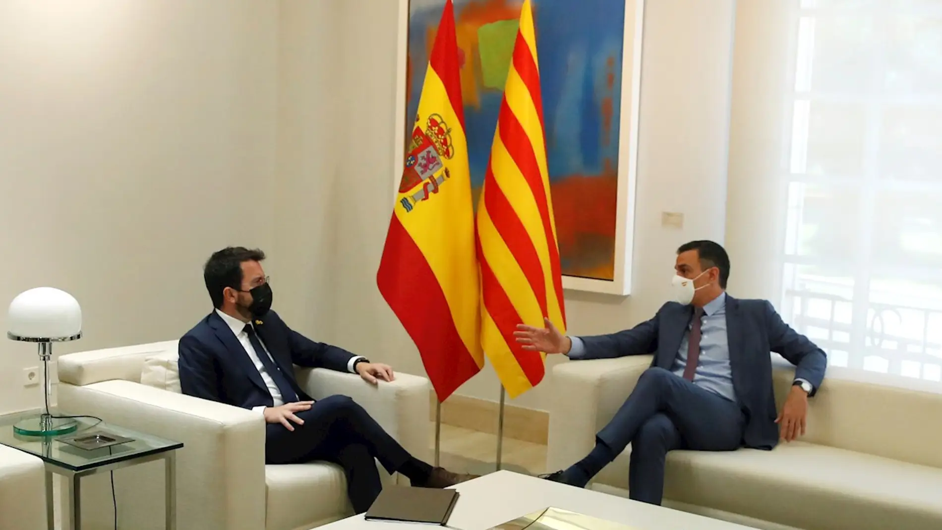El presidente del Gobierno, Pedro Sánchez conversa con el presidente de la Generalitat, Pere Aragonès, durante un encuentro en el Palacio de la Moncloa.