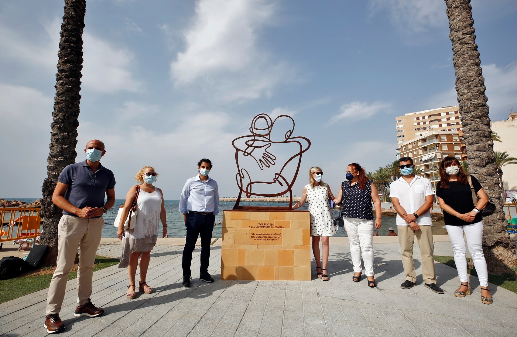 Torrevieja dedica una escultura en homenaje a las victimas de la covid 19 Torrevieja dedica una escultura en homenaje a las victimas de la covid 19