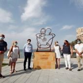 Torrevieja dedica una escultura en homenaje a las victimas de la covid 19 