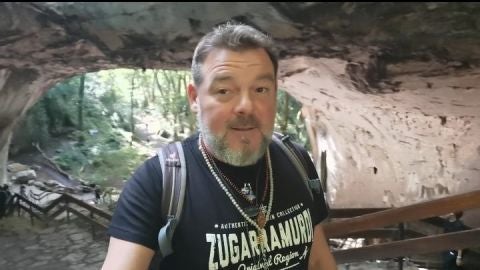 Fran Contreras en las cuevas de Zugarramurdi