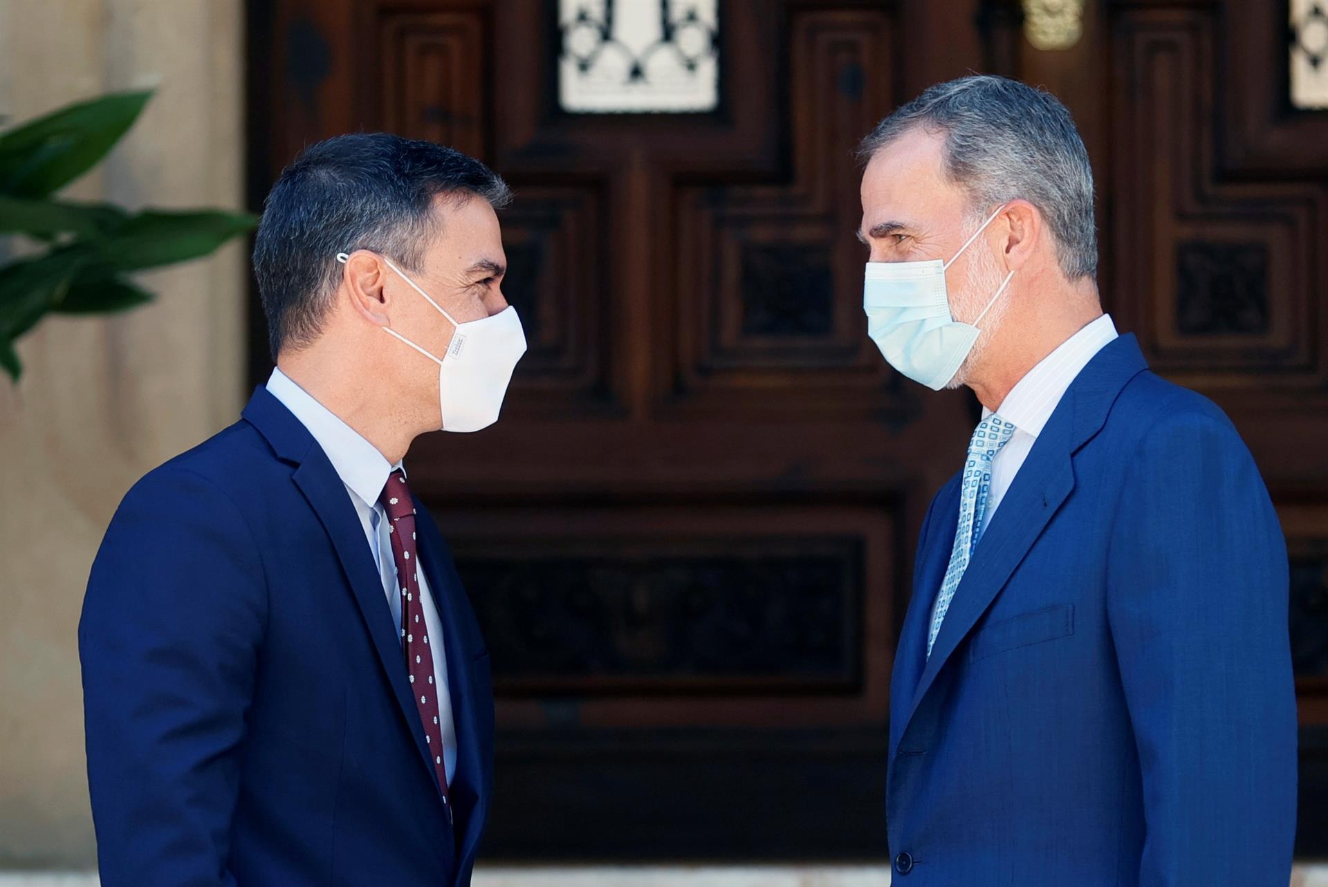 Pedro Sánchez tras su reunión en Mallorca con el Rey Felipe VI: "Hemos pasado de la España de la resistencia a la de la recuperación" Pedro Sánchez tras su reunión en Mallorca con el Rey Felipe VI: "Hemos pasado de la España de la resistencia a la de la recuperación"