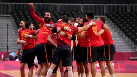 Los jugadores de la selecci&oacute;n espa&ntilde;ola de balonmano celebran su victoria contra Suecia 