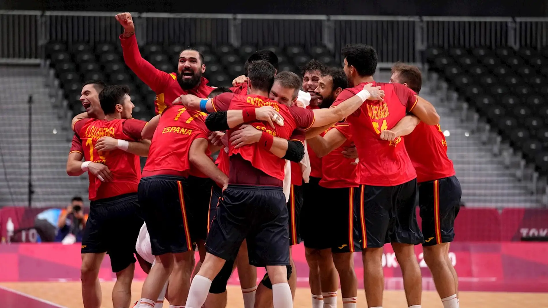 Los jugadores de la selección española de balonmano celebran su victoria contra Suecia 