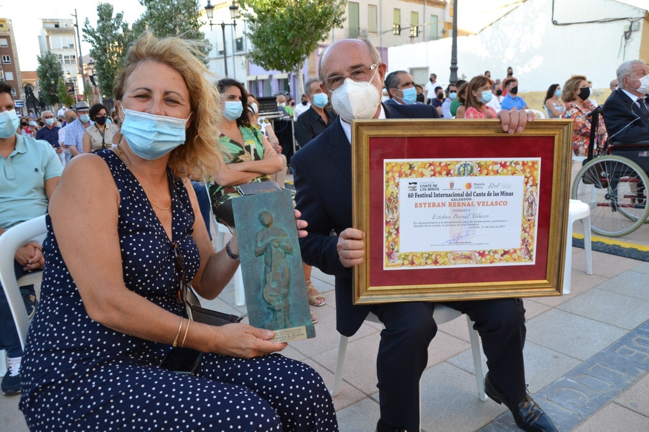 El ayuntamiento de Rojales recibe el premio “Esteban Bernal Velasco” del Festival Internacional del Cante de las Minas de la Unión El ayuntamiento de Rojales recibe el premio “Esteban Bernal Velasco” del Festival Internacional del Cante de las Minas de la Unión