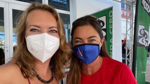 La presidenta de la Federaci&oacute;n Balear de Vela, Catalina Darder, acompa&ntilde;a a la periodista de Onda Cero Elka Dimitrova en las instalaciones del Real Club N&aacute;utico de Palma.