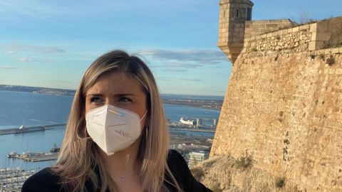 Mari Carmen Sánchez, concejala de Turismo con el castillo de Santa Bárbara al fondo Mari Carmen Sánchez, concejala de Turismo con el castillo de Santa Bárbara al fondo