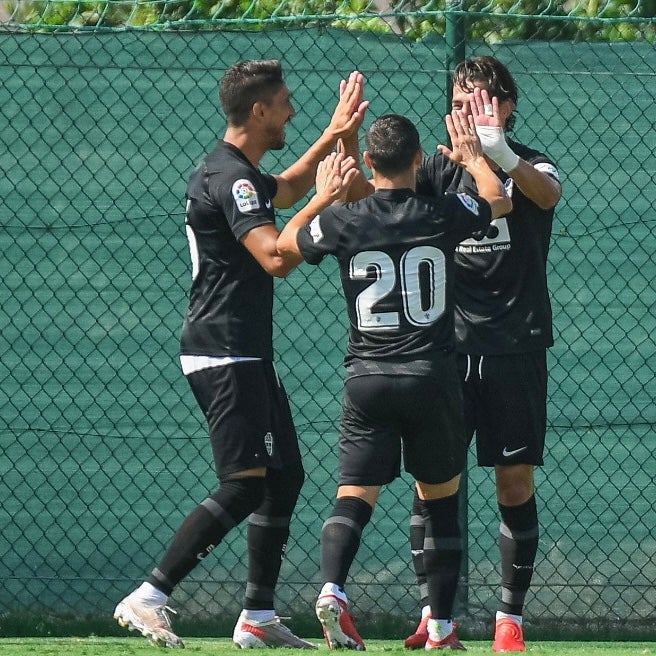 Escribá sólo cuenta con 17 profesionales y espera cinco o seis fichajes más Escribá sólo cuenta con 17 profesionales y espera cinco o seis fichajes más