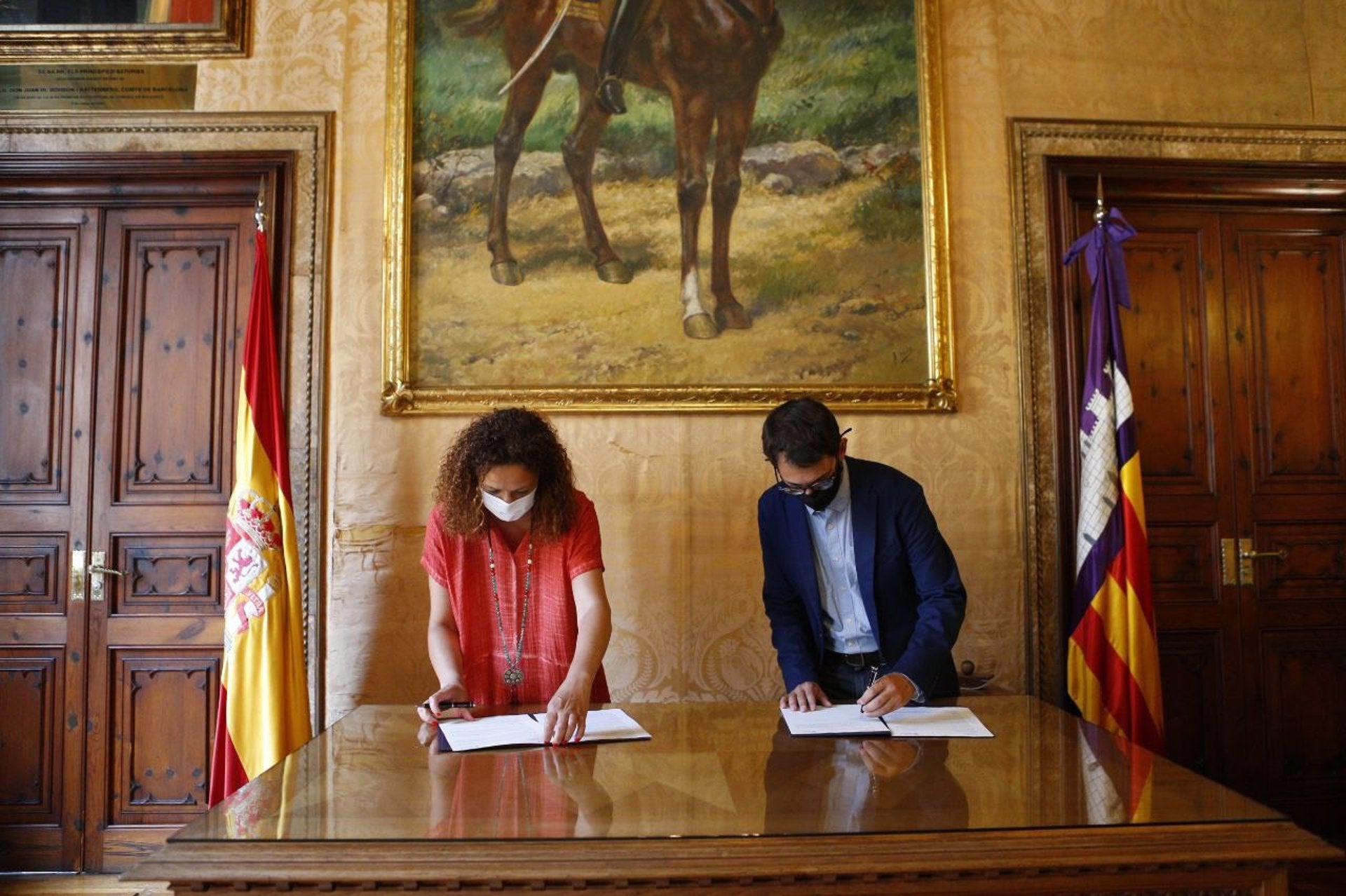 La presidenta del Consell de Mallorca, Catalina Cladera, y el conseller de Modelo Económico, Trabajo y Turismo, Iago Negueruela. La presidenta del Consell de Mallorca, Catalina Cladera, y el conseller de Modelo Económico, Trabajo y Turismo, Iago Negueruela.