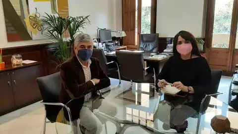 El director de la UNED en Elche con la diputada provincial de cultura El director de la UNED en Elche con la diputada provincial de cultura