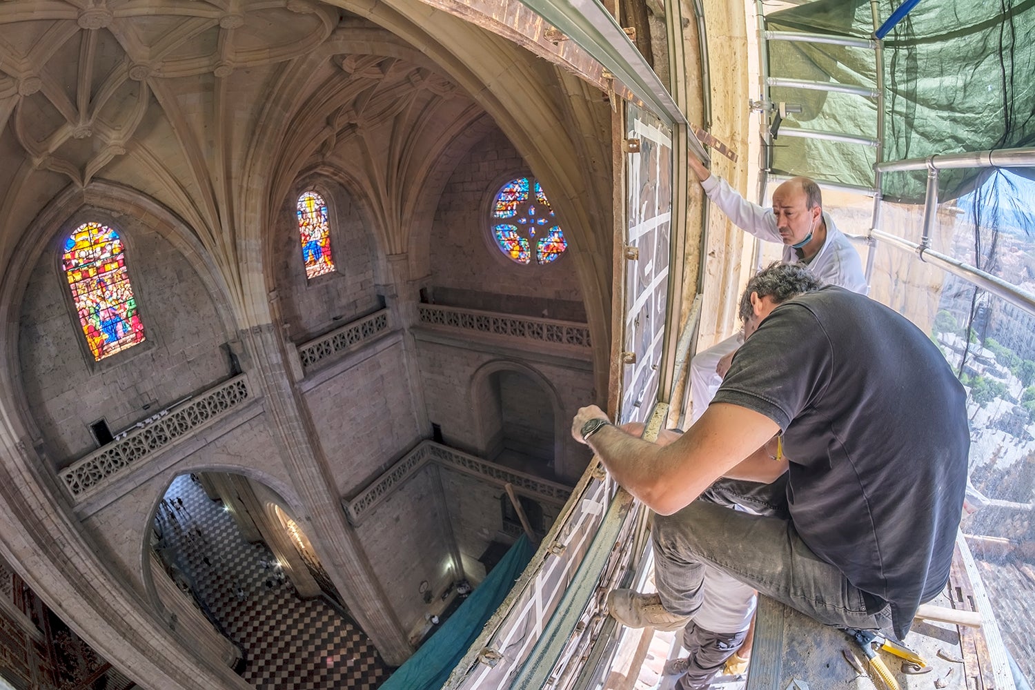 Sigue la restauración de las vidrieras de la Catedral con la vidriera " Coronación de la Virgen" Sigue la restauración de las vidrieras de la Catedral con la vidriera " Coronación de la Virgen"
