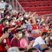 Público con mascarilla en el Visit Mallorca Estadi.