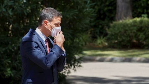 Pedro S&aacute;nchez atiende a la prensa