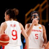 Las españolas Laia Palau, Cristina Ouviña y Maite Cazorla reaccionan durante el partido de cuartos de final de baloncesto femenino entre España y Francia
