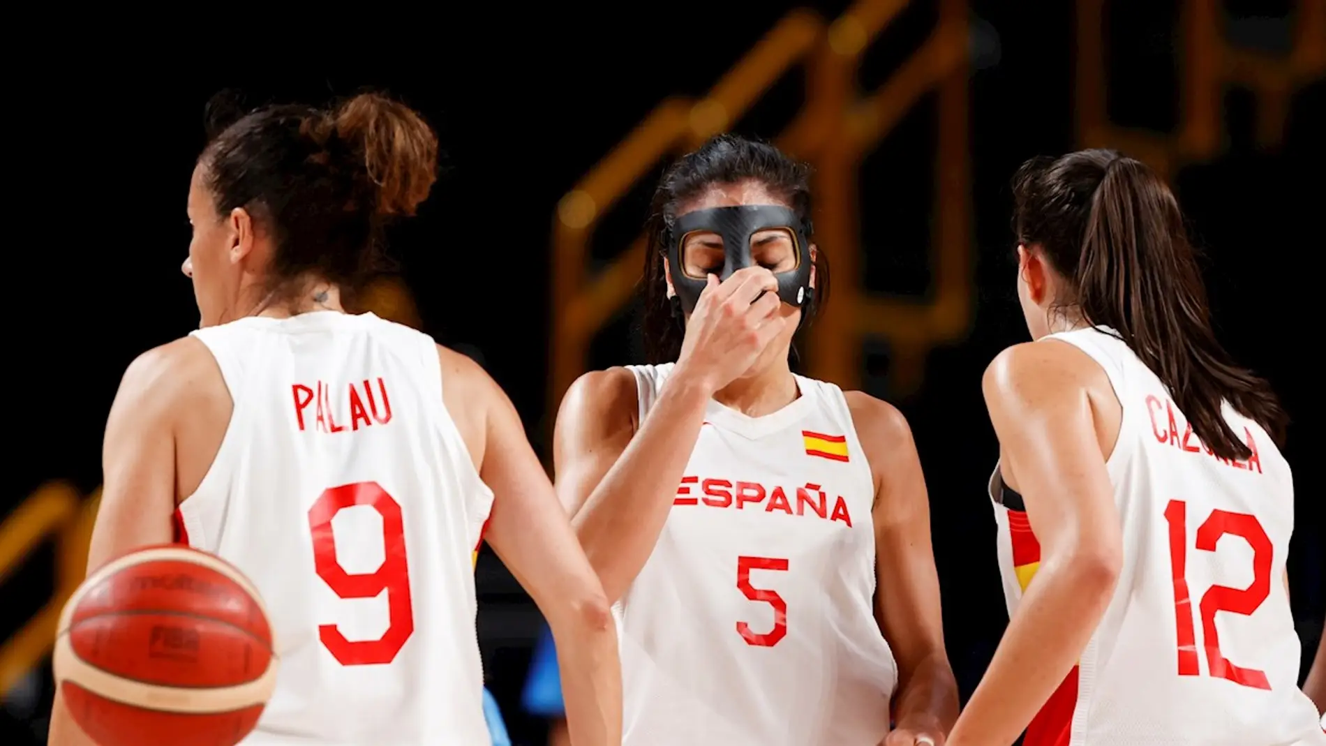 Las españolas Laia Palau, Cristina Ouviña y Maite Cazorla reaccionan durante el partido de cuartos de final de baloncesto femenino entre España y Francia