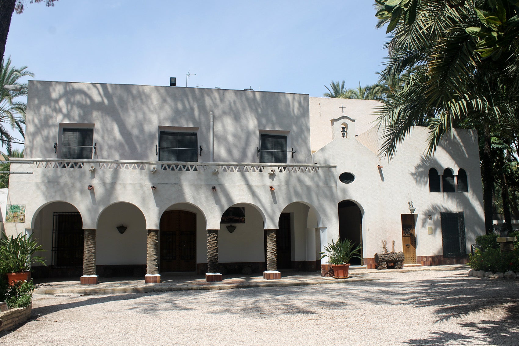 El jardín del Huerto del cura culmina la restauración de la fachada principal de su casa El jardín del Huerto del cura culmina la restauración de la fachada principal de su casa