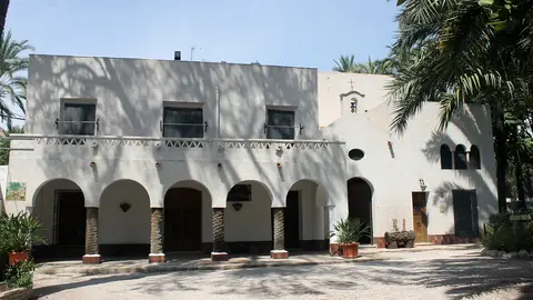 El jardín del Huerto del cura culmina la restauración de la fachada principal de su casa El jardín del Huerto del cura culmina la restauración de la fachada principal de su casa