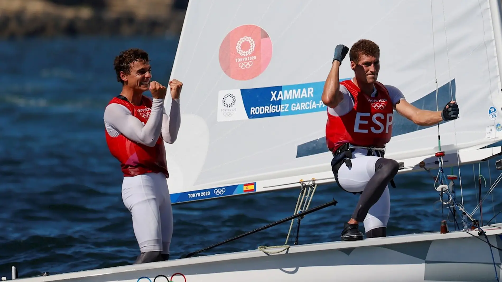 Jordi Xammar y Nicolás Rodríguez celebran tras ganar medalla de bronce en el 470 de vela
