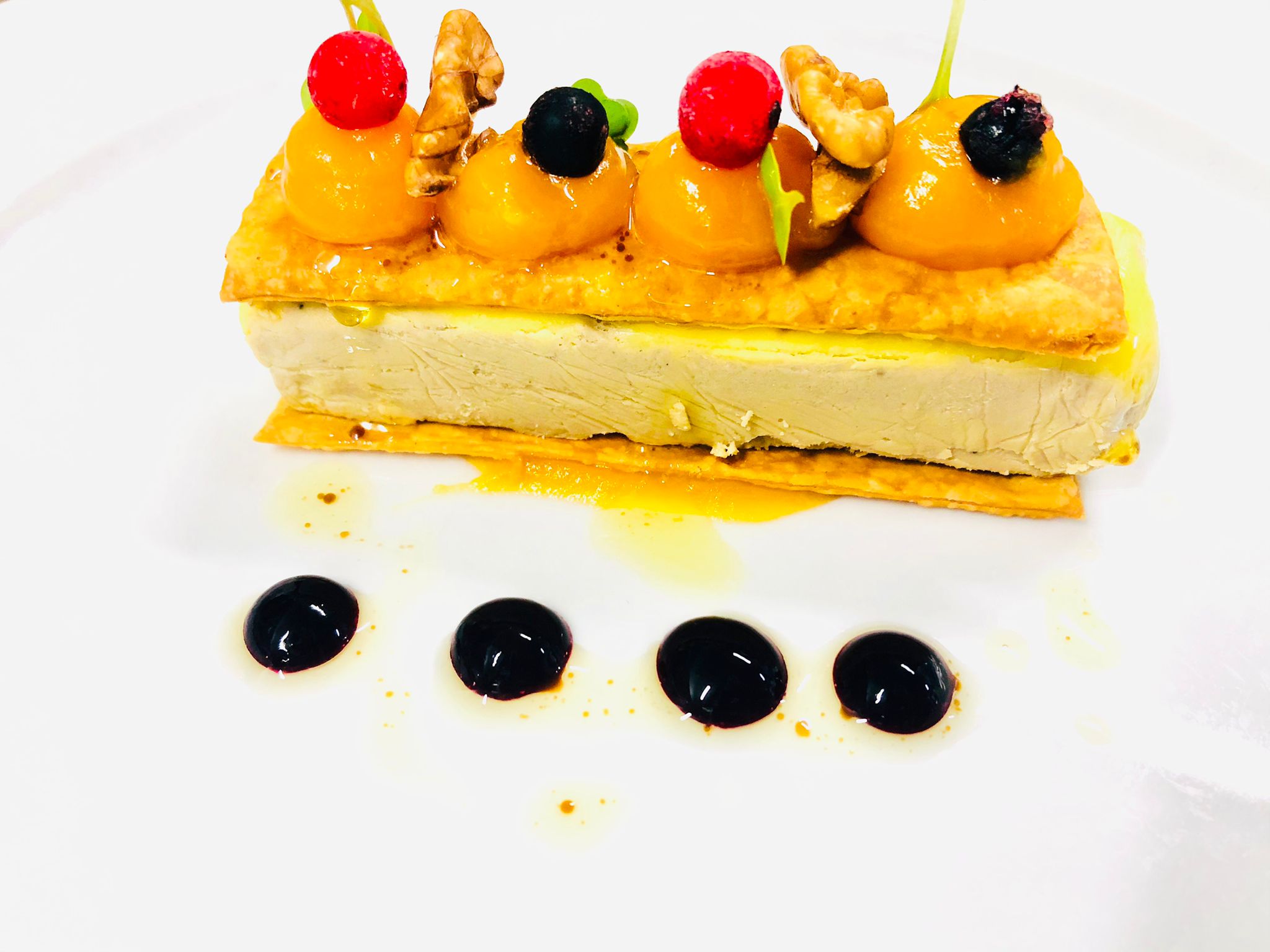 Mi-cuit de pato con arándanos, frambuesas, compota de calabaza y almendras Mi-cuit de pato con arándanos, frambuesas, compota de calabaza y almendras