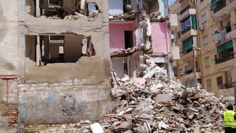 Urbanismo derriba el edificio en ruinas de Nou Alcolecha Urbanismo derriba el edificio en ruinas de Nou Alcolecha