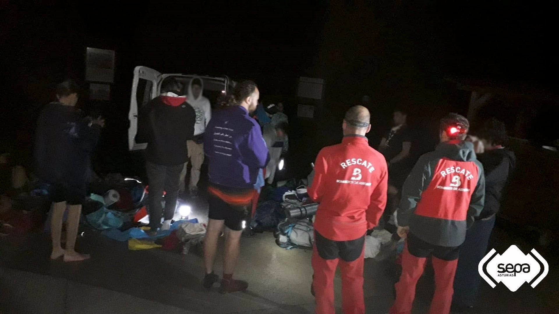 Rescatados 15 scouts alicantinos que se perdieron en la zona de Lagos de Covadonga Rescatados 15 scouts alicantinos que se perdieron en la zona de Lagos de Covadonga