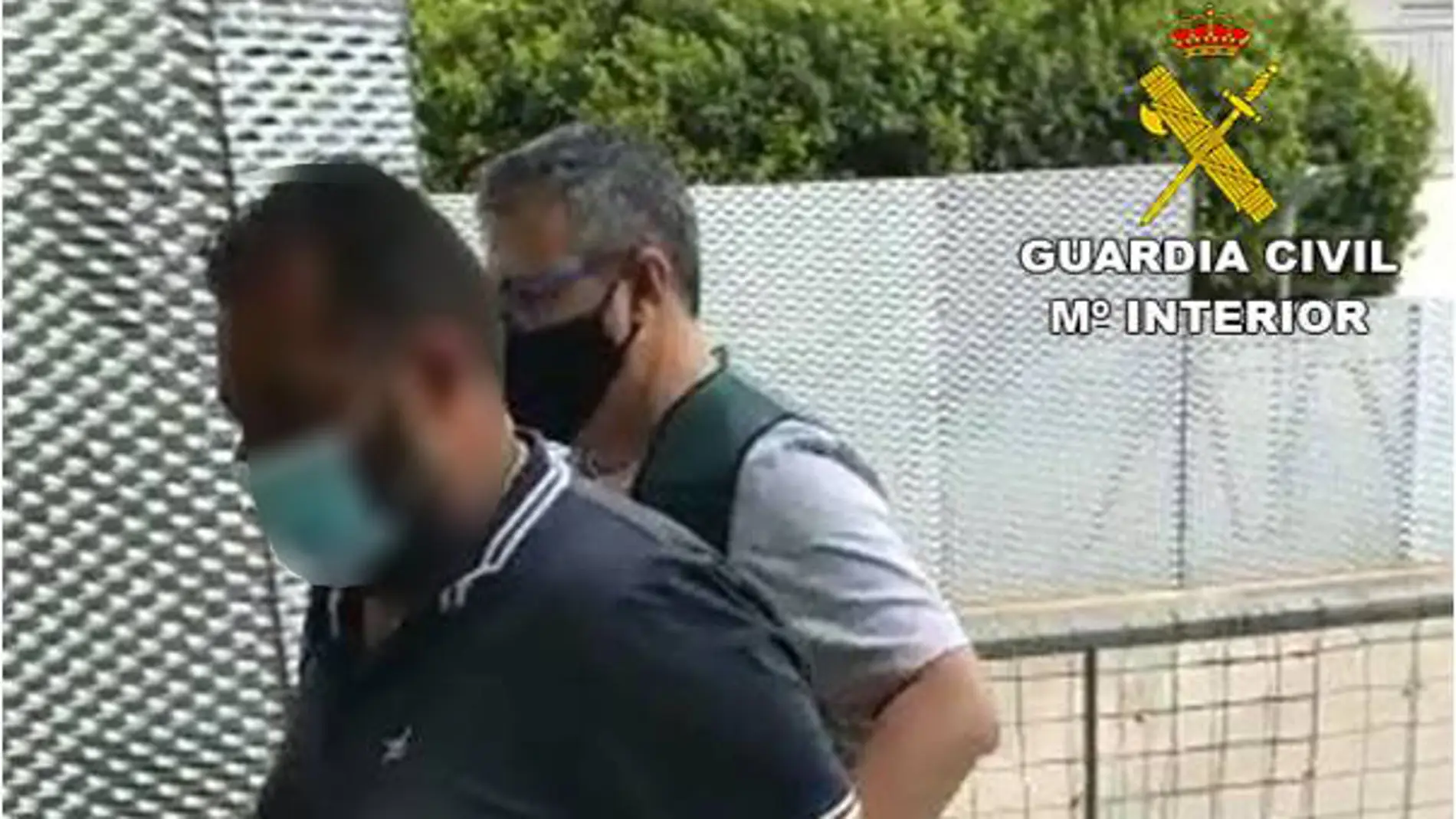 La Guardia Civil deteniendo al líder de la banda